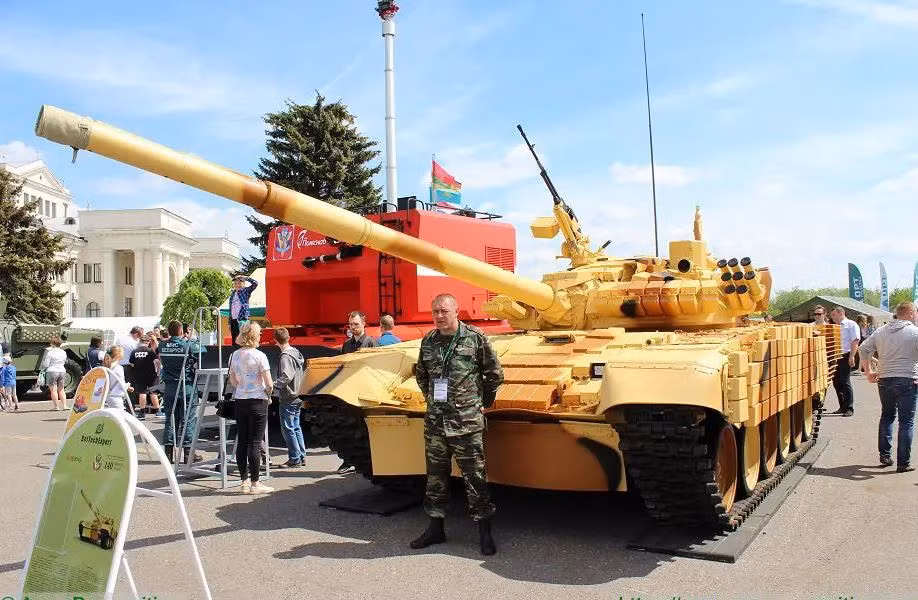 Hệ thống điều khiển hỏa lực của T-72BM2, được trang bị kính ngắm ảnh nhiệt mới, bao gồm kính ngắm Sosna-U của pháo thủ, dùng kính ngắm ảnh nhiệt, có khả năng quan sát ngày/đêm và trong mọi điều kiện thời tiết. T-72BM2 cũng được trang bị máy đo khoảng cách laser mới và cảm biến gió cho độ chính xác vượt trội. Ảnh: Military.