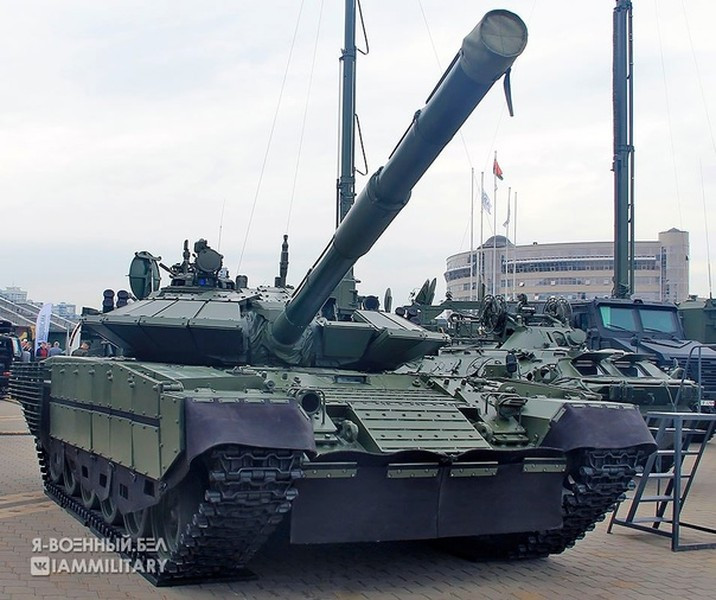 Chương trình phát triển mẫu T-72BM2 của Belarus, chắc chắn đã được bắt đầu trước tháng 2/2022; có nghĩa là những bài học về cuộc chiến ở Ukraine dường như không được áp dụng cho thiết kế. Một trong số đó là yêu cầu bảo vệ áo giáp ở mức tương đương với phiên bản T-72B4, mới giúp bảo vệ được kíp xe. Ảnh: Military. 