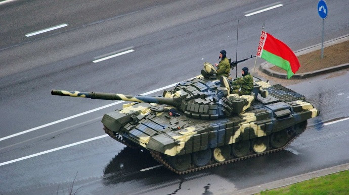 Theo một số thông tin, Belarus đã hiện đại hóa một số xe tăng T-72 của mình lên phiên bản T-72B3 với sự hỗ trợ của Nga. Tuy nhiên phần lớn xe tăng T-72 của Belarus hiện nay, là các mẫu cơ bản từ thời Liên Xô như T-72B, mà chưa được nâng cấp gì. Ảnh: Kiol.
