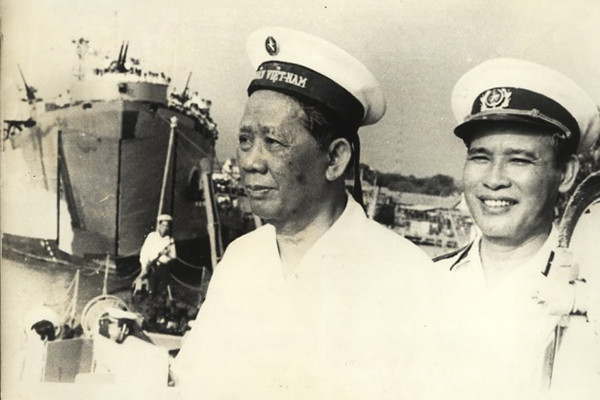 Tháng 6/1984 Chuẩn Đô đốc Giáp Văn Cương, Tư lệnh Hải quân đã ký quyết định thành lập Hải đội tầu ngầm đầu tiên của Hải quân nhân dân Việt Nam với phiên hiệu là Hải đội 182 trực thuộc Bộ Tư lệnh Hải quân. Đồng chí Trần Quang Khuê là Hải đội trưởng. Đồng chí Nguyễn Thiện Toản là Hải đội phó Chính trị.