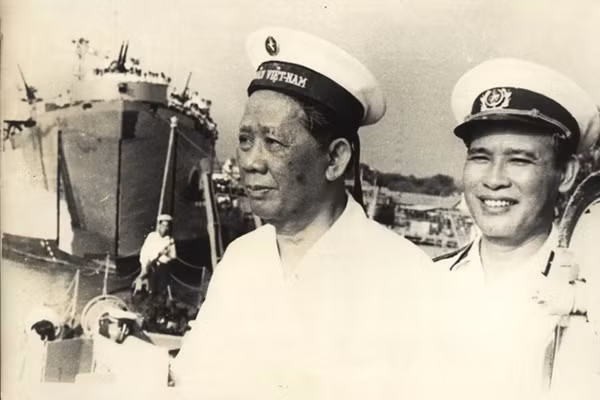 Tháng 6/1984 Chuẩn Đô đốc Giáp Văn Cương, Tư lệnh Hải quân đã ký quyết định thành lập Hải đội tầu ngầm đầu tiên của Hải quân nhân dân Việt Nam với phiên hiệu là Hải đội 182 trực thuộc Bộ Tư lệnh Hải quân. Đồng chí Trần Quang Khuê là Hải đội trưởng. Đồng chí Nguyễn Thiện Toản là Hải đội phó Chính trị.