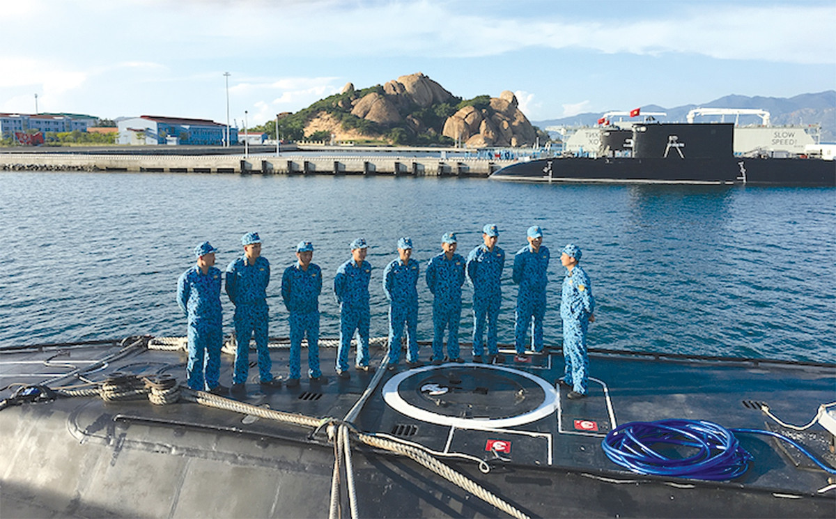 Những cuộc sàng lọc diễn ra liên tục để lựa chọn người không chỉ có thể lực mà còn cả ý chí. Ngoài ra, những yêu cầu về trình độ văn hóa, ngoại ngữ, ý thức chính trị cũng được đề cao. Đa phần sỹ quan được lựa chọn đều đã có thời gian tham gia đào tạo tại Liên Xô trước đó.