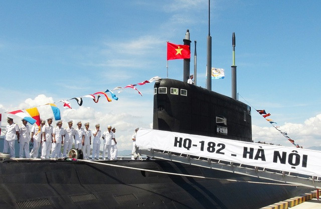 Như một mối duyên, chiếc tàu ngầm đầu tiên về Việt Nam mang tên Hà Nội, có số hiệu HQ/182. Từ mật danh Đoàn 682 đến Hải đội tàu ngầm 182 rồi tới 196, 189, chúng ta đã đi một chặng đường dài. Đó là sự tiếp nối và lớn mạnh không ngừng của Hải quân nhân dân Việt Nam. Nguồn ảnh: TL.