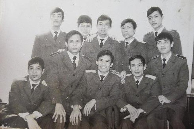 Kế hoạch xây dựng lực lượng đặc nhiệm tàu ngầm Việt Nam hình thành từ những năm 1980. Tháng 1/1982, Bộ Tư lệnh Hải quân thành lập đoàn tuyển chọn, cử người đến tất cả các đơn vị hải quân ở miền Bắc để chọn nhân sự cho việc thành lập lực lượng tàu ngầm.