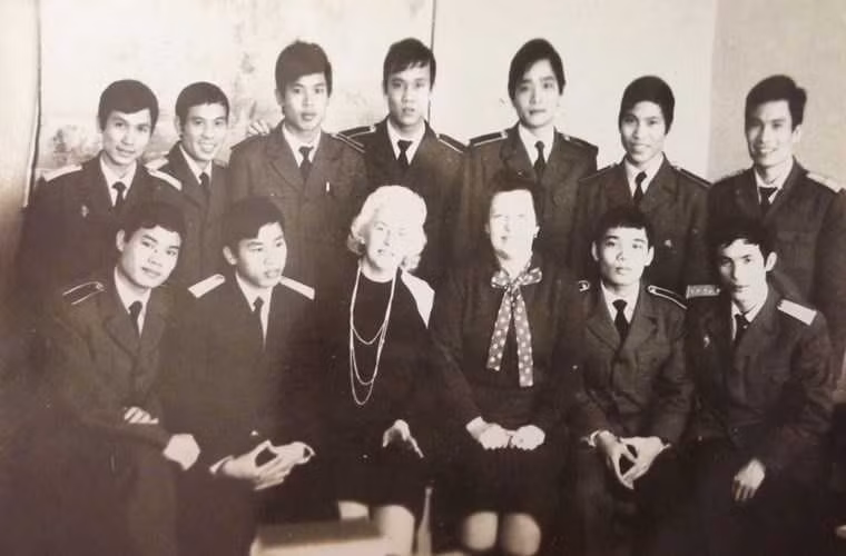 Tháng 7/1984, tổng cộng có 55 sỹ quan, chiến sỹ của Khung tàu 1 lên đường sang Trung tâm Huấn luyện tàu ngầm Liên Xô (đóng tại Riga, Cộng hòa Latvia), bắt đầu 21 tháng đào tạo đầu tiên về tàu ngầm.