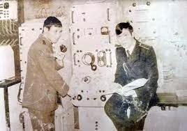 Giảng viên môn Đấu tranh vì Sự sống Con tàu đã giành 2 điểm 5 hiếm hoi của mình cho các học viên Việt Nam. 55 thủy thủ đoàn khung tàu đầu tiên, sau một thời gian xuống tàu đã có thể tác chiến độc lập mà không cần các thủy thủ Liên Xô kèm cặp.