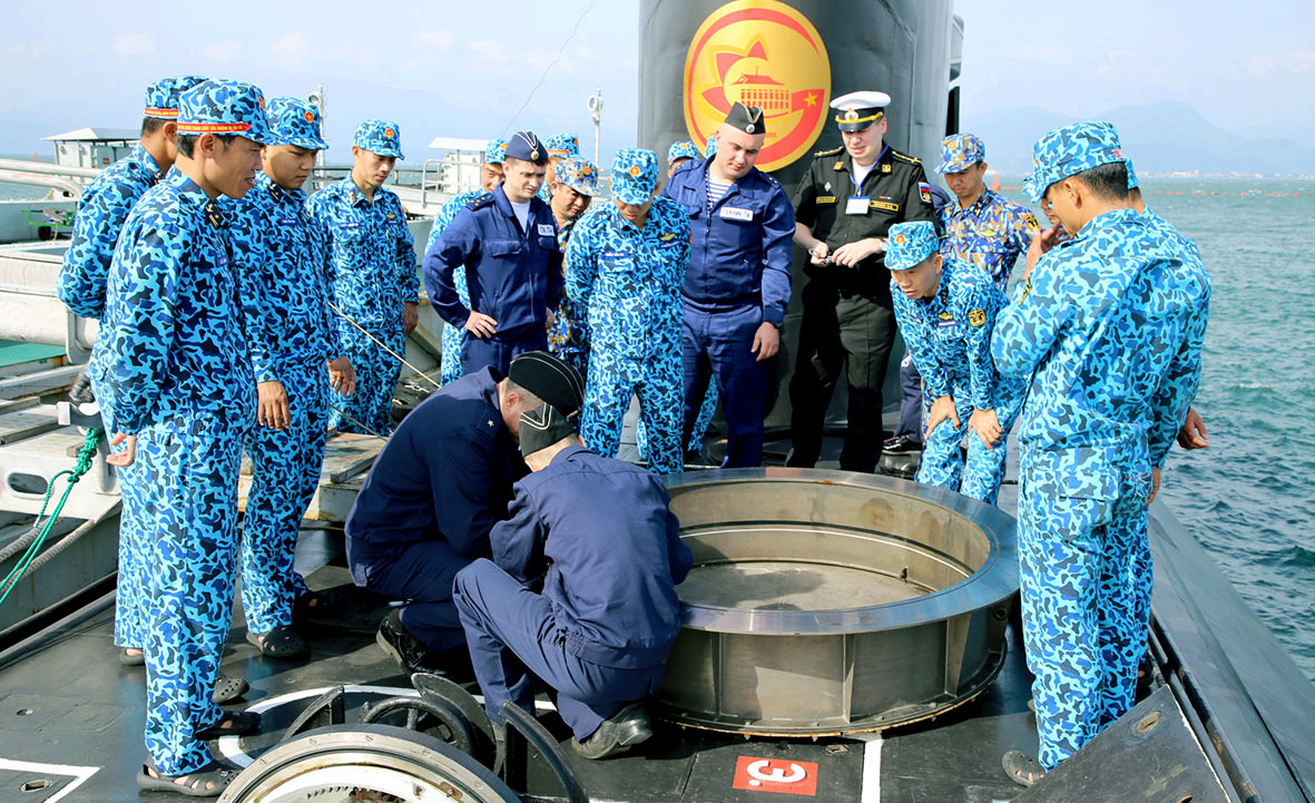 Cùng với việc mua các tàu ngầm Kilo, Việt Nam đã tổ chức các khung đi nhận, khi sang học tập tại Nga (Trung tâm huấn luyện tàu ngầm tại Saint Petersburg, Liên bang Nga) với kíp tàu bao gồm cả chỉ huy cơ quan lữ đoàn, cơ quan kỹ thuật cấp trên, trung tâm huấn luyện tàu ngầm.