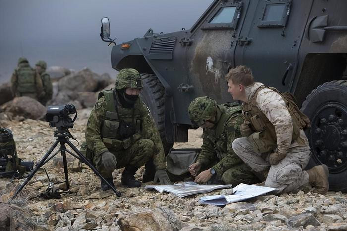 Giờ đây, việc rò rỉ bản đồ căn cứ quân sự Mỹ chẳng khác nào đổ thêm dầu vào lửa. Quan điểm chủ đạo cho rằng, sở dĩ những tấm bản đồ này xuất hiện ở Ukraine là vì sau khi lính Mỹ bỏ quên trên xe, xe Bradley đã được đưa tới Ukraine và rơi vào tay Quân đội Nga.