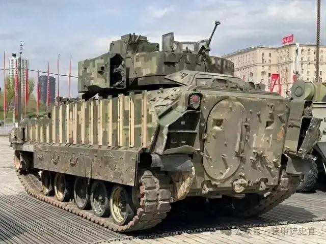 Theo hãng tin Nga RIA Novosti, Quân đội Nga đã thu giữ một xe chiến đấu bộ binh Bradley M1A2 do Mỹ sản xuất trên chiến trường miền đông Ukraine. Điều đáng ngạc nhiên là trong xe có một bản đồ chi tiết về căn cứ quân sự “Trung tâm Huấn luyện Quốc gia Fort Irwin”.