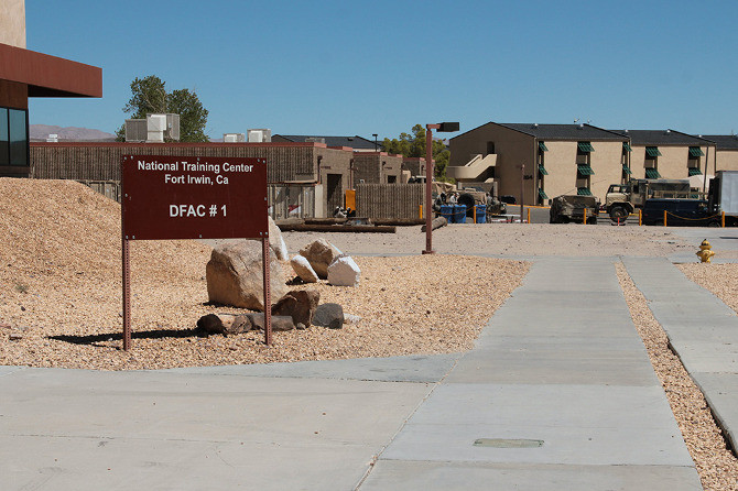 Tin tức này vừa truyền ra, các bên đều phản ứng nhanh chóng và phức tạp. Phía Nga rõ ràng không hài lòng, đặc biệt khi xem xét việc hãng tin RIA Novosti gần đây tiết lộ rằng, Căn cứ Fort Irwin đang tuyển dụng nhân viên nói tiếng Nga; điều này dường như ám chỉ rằng, căn cứ quân sự Mỹ có quan hệ chặt chẽ hơn với Nga. 