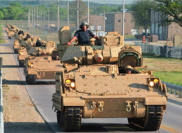 Sự việc xảy ra không thể không làm dấy lên nghi ngờ về vai trò của Mỹ trong tình hình Ukraine. Mỹ đã cung cấp cho Ukraine hơn 300 phương tiện chiến đấu bộ binh loại này, một số trong đó là thiết bị trước đây được Quân đội Mỹ sử dụng. Quân đội Nga cho biết, họ đã phá hủy và bắt giữ một số xe Bradley. 