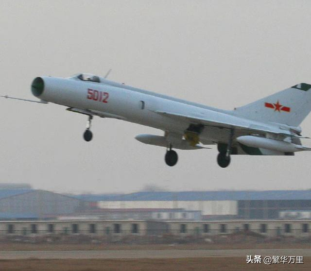 Dòng máy bay chiến đấu J-8 được quân đội Trung Quốc xác định là máy bay đánh chặn tầm cao, tốc độ cao. Tuy nhiên, J-8 có số phận rất không may mắn và ra đời không đúng thời điểm, khi nó đã bị lạc hậu từ ngay trên bản vẽ. Tổng cộng có hơn 300 chiếc J-8 được sản xuất và hiện nay còn khoảng hơn 70 chiếc.