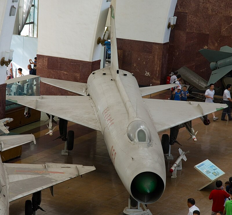 Trên thực tế, J-8 trong giai đoạn này vẫn là phiên bản nâng cấp của MiG-21, nhưng “lớn hơn”; máy bay vẫn sử dụng thiết kế hút khí ở mũi và hệ thống radar cùng thiết bị điện tử hàng không trên máy bay rất đơn giản. J-8 không có khả năng chiến đấu trong mọi thời tiết và không thể cất cánh và chiến đấu vào ban đêm. 
