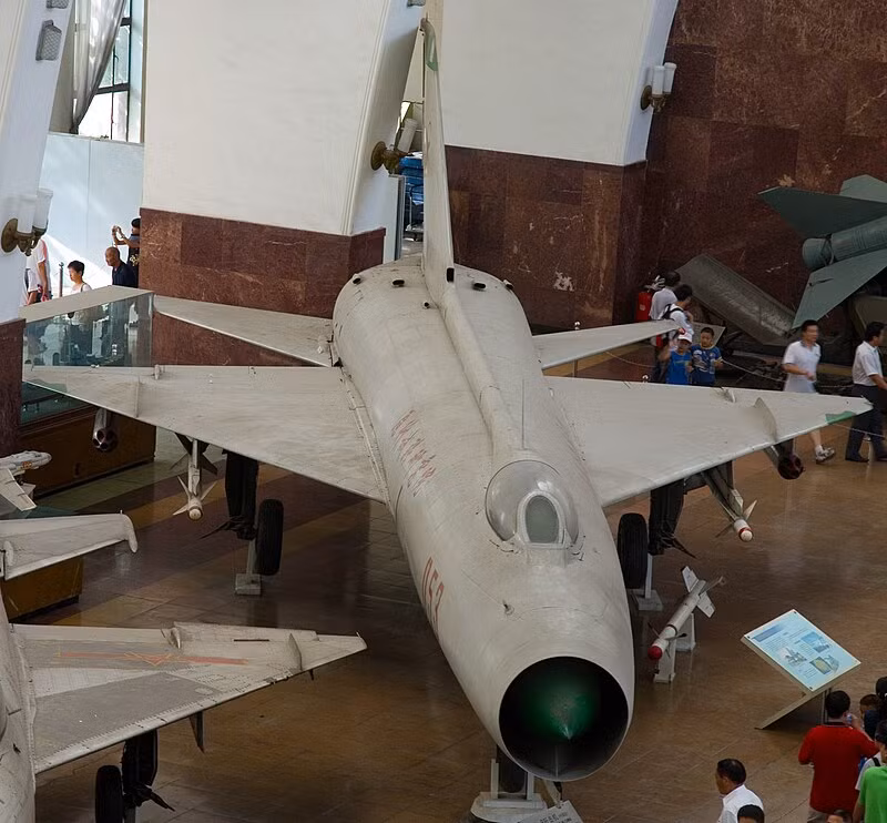 Trên thực tế, J-8 trong giai đoạn này vẫn là phiên bản nâng cấp của MiG-21, nhưng “lớn hơn”; máy bay vẫn sử dụng thiết kế hút khí ở mũi và hệ thống radar cùng thiết bị điện tử hàng không trên máy bay rất đơn giản. J-8 không có khả năng chiến đấu trong mọi thời tiết và không thể cất cánh và chiến đấu vào ban đêm. 