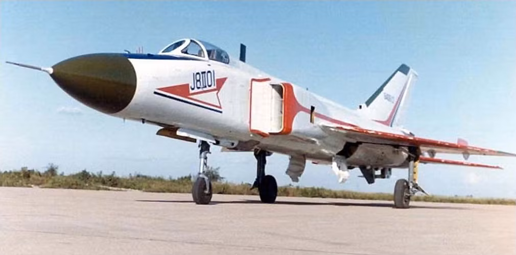 Phiên bản cơ bản J-8 và J-8-1 là những phiên bản đầu tiên của dòng máy bay J-8, với tổng cộng hơn 80 máy bay được sản xuất. Hiện tại, tất cả số này đã bị cho loại khỏi biên chế chiến đấu. Vào giữa thập niên 1980, khi quan hệ giữa Trung Quốc và phương lúc này ở thời kỳ “trăng mật”, Bắc Kinh đã tận dụng nhiều mối quan hệ và điều kiện khác nhau, để cải tiến toàn diện máy bay chiến đấu J-7 và J-8. 