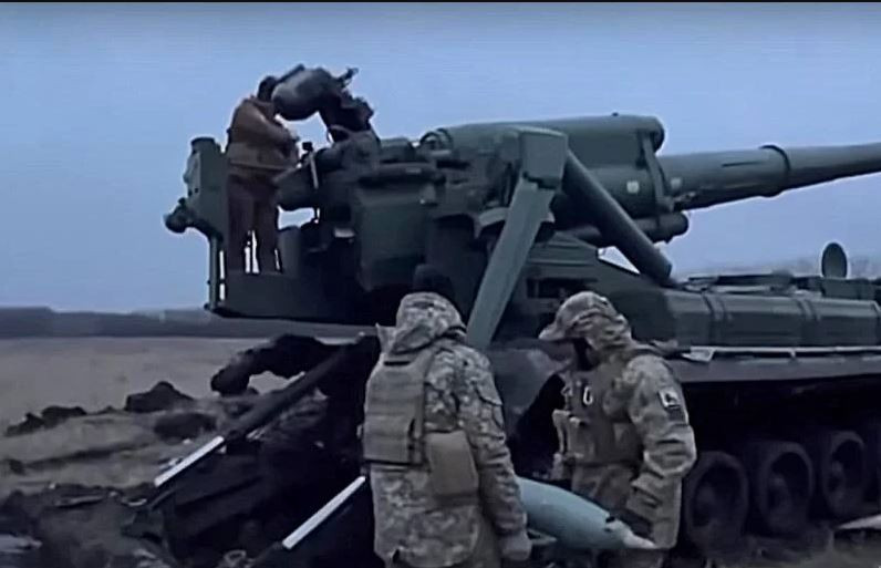 Nhưng hiện tại quân đội Nga cũng đã “thoát khỏi vỏ bọc” của chính họ, khi sử dụng một số lượng lớn binh lính được huy động để phòng thủ ở tuyến đầu, triển khai quân chủ lực ở tuyến thứ hai; một mặt làm lực lượng dự bị, mặt khác sẵn sàng ngăn cản NATO tham chiến. Năm nay, Nga tuyển thêm 220.000 lính hợp đồng, hàng năm tuyển 220.000 lính; có thể chiến đấu bao lâu theo ý của họ.