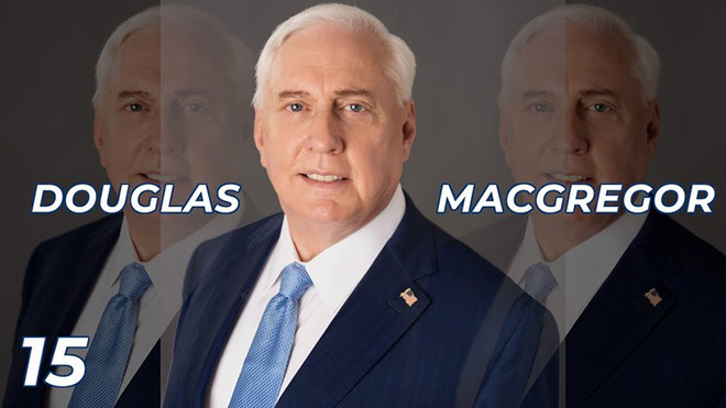 Hãng tin Nga Sputnik hồi đầu tháng 8 đưa tin, Đại tá Douglas McGregor, cựu cố vấn Lầu Năm Góc của Mỹ cho biết, Mỹ đã phát hiện ra “có điều gì đó không ổn”, nên Washington mong đổ lỗi cho Kiev về thất bại và "họ lặng lẽ rút lui", vì không muốn tham gia vào “thất bại chung” của Ukraine.