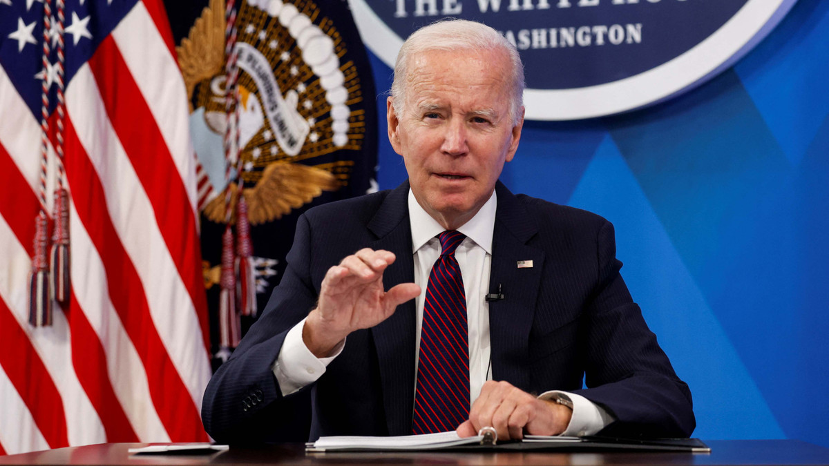 Đối với Mỹ, dù Tổng thống Biden có hô hào bao nhiêu lần khẩu hiệu “Ủng hộ Ukraine đến cùng”, thì cũng không thể lúc nào Mỹ cũng “dốc lòng” ủng hộ Ukraine. Sau khi 43 tỷ USD được Thượng viện và Hạ viện Mỹ thông qua, viện trợ quân sự cho Ukraine đang theo “hình sin” và trên đường xuống.