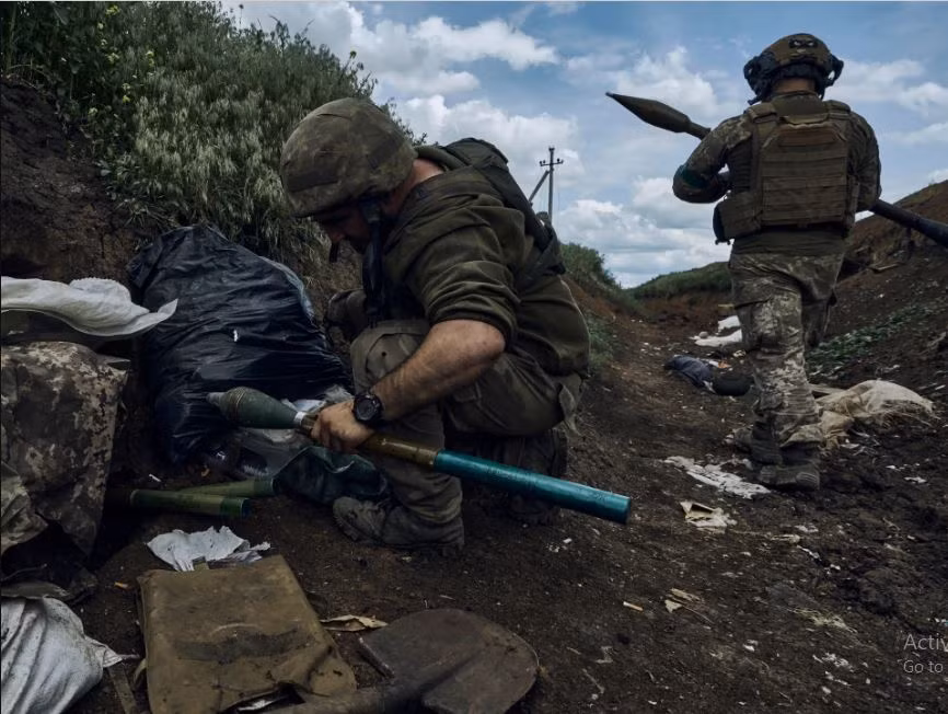 Theo Defence-au, trên chiến tuyến Zaporozhye, mặc dù quân đội Ukraine đã “tìm ra” một số lỗ hổng trong tuyến phòng thủ của Nga. Tuy nhiên những lỗ hổng này đã nằm trong tầm bao phủ hoàn toàn của pháo binh Nga. Nếu quân đội Ukraine muốn thực sự tạo thành đột phá thì cần phải mở 3-5 hướng tiến công chính.