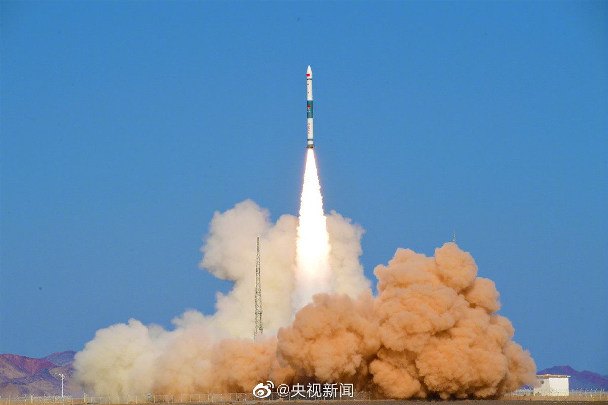 Theo một số thông tin, Trung Quốc được cho là đang nghiên cứu một hệ thống trí tuệ nhân tạo (AI) tiên tiến, có thể biến các vệ tinh thương mại giá rẻ quay quanh Trái đất thành các công cụ gián điệp mạnh mẽ. Một số thông tin cho biết, hệ thống này có thể cải thiện tỷ lệ thành công lên gấp 7 lần so với công nghệ hiện tại.