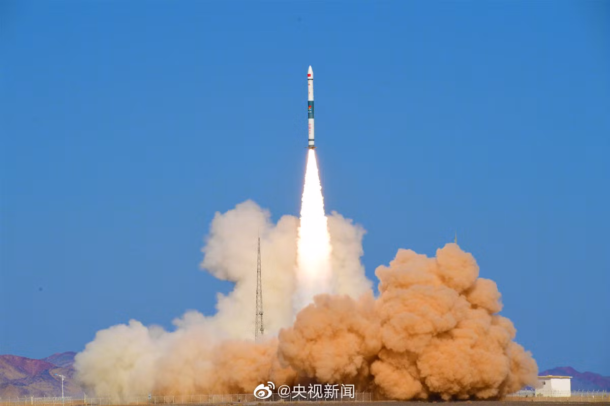 Theo một số thông tin, Trung Quốc được cho là đang nghiên cứu một hệ thống trí tuệ nhân tạo (AI) tiên tiến, có thể biến các vệ tinh thương mại giá rẻ quay quanh Trái đất thành các công cụ gián điệp mạnh mẽ. Một số thông tin cho biết, hệ thống này có thể cải thiện tỷ lệ thành công lên gấp 7 lần so với công nghệ hiện tại.