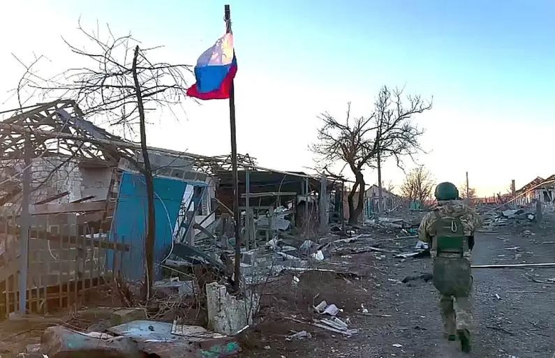 Phóng viên chiến trường Aleksandr Kots cho biết, quân Ukraine ở Kurakhove đang bên bờ sụp đổ, buộc phải tháo chạy hỗn loạn. Các đơn vị của nhóm Vostok đã tiến về phía làng Sukhyi Yaly, dọn sạch quân Ukraine giữa làng Novoukrainka và Bohoyavlenka.