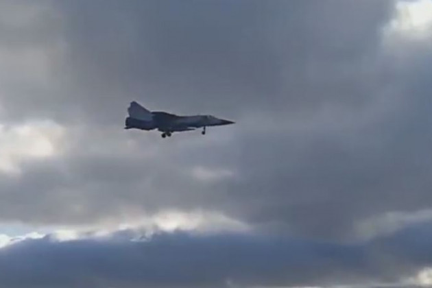 Trong bối cảnh tình hình căng thẳng chưa có dấu hiệu hạ nhiệt, sau khi hai máy bay chiến đấu MiG-31K của Nga, trang bị tên lửa siêu thanh Kinzhal đến khu vực Kaliningrad vài ngày trước, phi hành đoàn của một trong những máy bay này, đã thực hiện chuyến bay huấn luyện gần biên giới NATO.