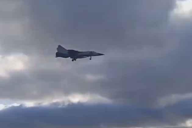 Trong bối cảnh tình hình căng thẳng chưa có dấu hiệu hạ nhiệt, sau khi hai máy bay chiến đấu MiG-31K của Nga, trang bị tên lửa siêu thanh Kinzhal đến khu vực Kaliningrad vài ngày trước, phi hành đoàn của một trong những máy bay này, đã thực hiện chuyến bay huấn luyện gần biên giới NATO.