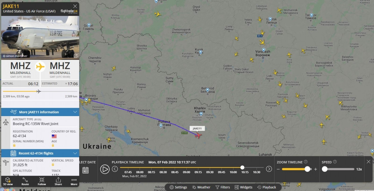 Trong hình ảnh được truyền thông Nga giới thiệu, người xem có thể thấy đường bay của UAV TB2 và máy bay trinh sát của Mỹ. Cả hai máy bay đều di chuyển cách nhau một khoảng ngắn và dọc theo các đường bay gần như giống hệt nhau; mặc dù sau đó không trùng nhau.