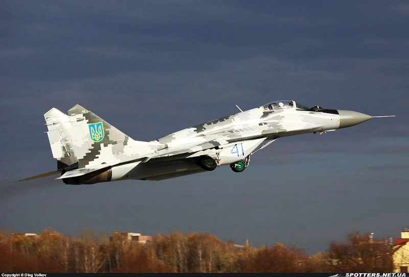 Ngoài ra, Ukraine còn có phiên bản nâng cấp là MiG-29M, được đánh giá là một trong những chiếc máy bay có khả năng tác chiến hàng đầu thế giới về phạm vi hoạt động. MiG-29M có thể thách thức các máy bay chiến đấu hạng nặng hiện đại như Su-30SM và Su-35 của Nga.