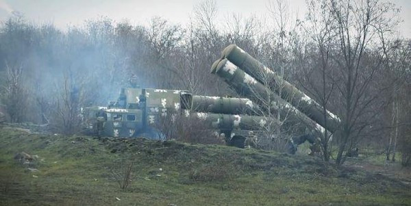 S-300 của Ukraine không được thiết kế để phòng thủ các khu vực rộng lớn, không có khả năng phòng thủ nhiều lớp và cung cấp mức độ nhận thức tình huống hạn chế hơn nhiều. Khả năng cơ động thấp hơn và các biện pháp đối phó chiến tranh điện tử cũ kỹ khiến chúng rất dễ bị tấn công.