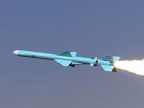 Iran được cho là đã hiện đại hóa công nghệ chống nhiễu của hai loại tên lửa chống hạm có nguồn gốc Trung Quốc này, để nâng cao hiệu quả chiến đấu của chúng, khi hoạt động chống lại các đối thủ có khả năng tác chiến điện tử tiên tiến, nhất là Hải quân Mỹ.