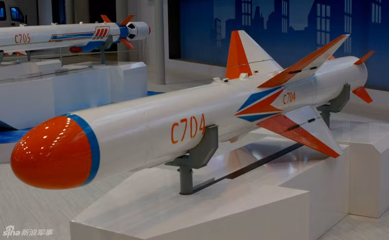 Quân đội Iran cũng phụ thuộc rất nhiều vào sự hỗ trợ từ Trung Quốc để phát triển một số hệ thống tên lửa chống hạm phóng từ trên không. Tên lửa hành trình chống hạm do Trung Quốc thiết kế, được chế tạo ở Iran và mang một cái tên Iran, giống như việc Iran đổi tên những tên lửa đạn đạo do Triều Tiên sản xuất, thành tên trong nước. 