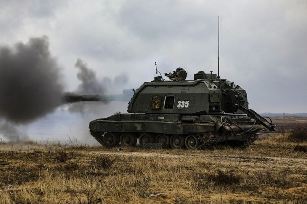 Hỗ trợ chính cho cuộc tấn công của quân Nga là hỏa lực các trung đội xe tăng T-80BV và T-72B3 của Trung đoàn xe tăng 68, dùng pháo chính bắn vào công sự của quân đội Ukraine ở khu vực Khromovo bằng đạn nổ phá ZOF26. Ngoài ra, các phân đội pháo binh của Sư đoàn Dù 106 Tula, cũng đóng một vai trò quan trọng trong sự thành công của chiến dịch. 