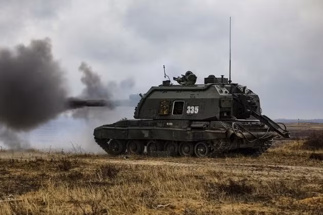 Hỗ trợ chính cho cuộc tấn công của quân Nga là hỏa lực các trung đội xe tăng T-80BV và T-72B3 của Trung đoàn xe tăng 68, dùng pháo chính bắn vào công sự của quân đội Ukraine ở khu vực Khromovo bằng đạn nổ phá ZOF26. Ngoài ra, các phân đội pháo binh của Sư đoàn Dù 106 Tula, cũng đóng một vai trò quan trọng trong sự thành công của chiến dịch. 