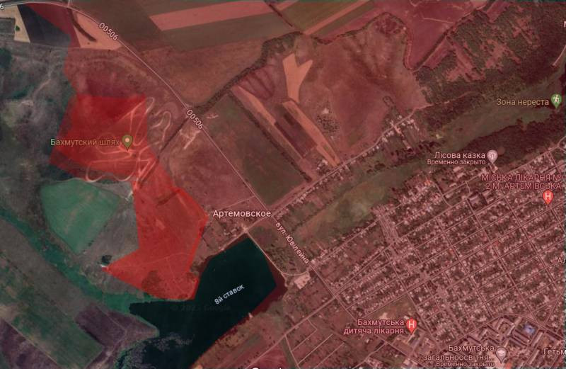 Cùng lúc đó, quân đội Nga đã giành quyền kiểm soát cái gọi là Bakhmutsky Shliakh - tên tiếng Ukraine chỉ đường đua ô tô (autodrome), nằm ở phía bắc Khromovo đã được quân Nga chiếm một ngày trước đó, nằm trong khu vực đường cao tốc O0506.