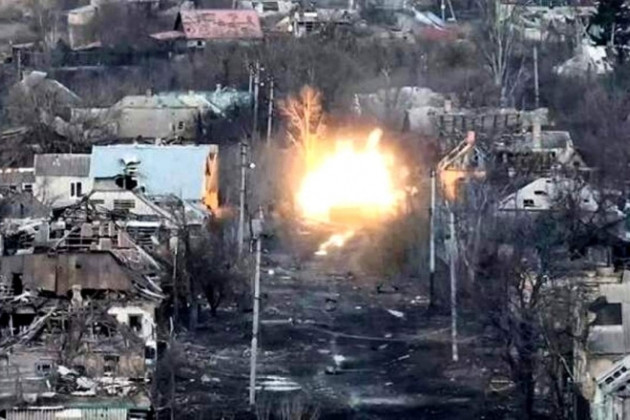 Theo điều tra dân số mới nhất năm 2001, dân số của làng Khromovo là 1.054 người. Khi Quân đội Nga tấn công Bakhmut vào tháng 6 năm ngoái, làng Khromovo luôn là trọng điểm tấn công của quân Nga; vì đây là đầu cầu vào thành phố Bakhmut từ thị trấn Chasov Yar.