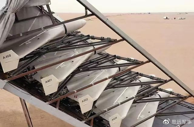 Về vũ khí tấn công, các UAV tự sát Geran-2, được Quân đội Nga sử dụng nhiều nhất. Đây cũng được đánh giá là sự thay đổi tư duy quân sự, sau thời gian lãnh đạo Quân đội Nga gần như “nói không” với các loại UAV tấn công. 