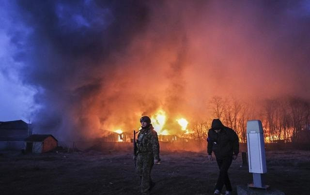 Theo những đánh giá của giới quan sát quân sự, gần đây có vẻ như quân đội Nga lại bắt đầu thay đổi chiến thuật. Dù là mục tiêu chiến đấu hay vũ khí tấn công, đều đang tiết lộ một tín hiệu quan trọng cho thế giới bên ngoài và là xu hướng mới trong diễn biến xung đột Nga-Ukraine. 