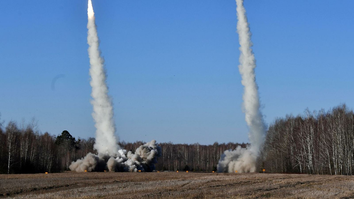 Vòng thứ hai là vòng hạ tầng sản xuất quốc phòng. Đánh vào cơ sở hạ tầng sản xuất quốc phòng làm giảm tính bền vững các cuộc tấn công của đối phương. Điều này hoàn toàn không áp dụng cho Ukraine, lý do là Mỹ và các nước châu Âu đã gửi viện trợ vũ khí cho Ukraine. Nên cho dù Ukraine tê liệt sản xuất, họ vẫn đủ vũ khí để chiến đấu. 