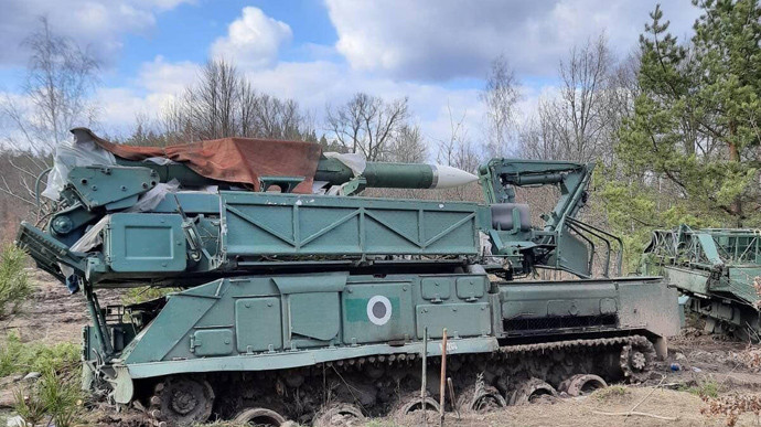 Các nhà phân tích cũng cho rằng, quân đội Ukraine đã “cố tình” bố trí trận địa tên lửa Buk này ở một khu vực “tương đối thoáng” và chỉ tiến hành ngụy trang qua loa; rõ ràng là nhằm mục đích câu nhử UAV trinh sát của quân đội Nga phát hiện và sử dụng mục tiêu giả này để tiêu hao các loại vũ khí có giá trị cao của quân đội Nga.