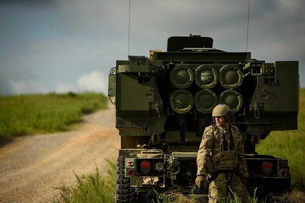 Ngay từ khi tên lửa HIMARS vào chiến trường Ukraine, đây là mục tiêu săn lùng số 1 của Quân đội Nga. Để đối phó với HIMARS, quân đội Nga đã sử dụng "vũ khí chính xác cao" như tên lửa hành trình và tên lửa đạn đạo chiến thuật. Tuy nhiên, quân đội Ukraine cực kỳ cẩn trọng khi sử dụng HIMARS.