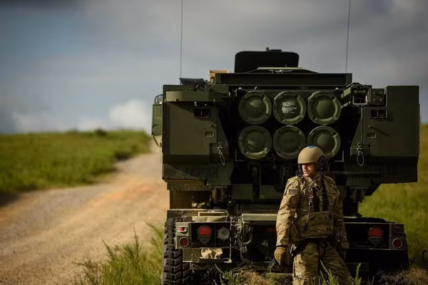 Ngay từ khi tên lửa HIMARS vào chiến trường Ukraine, đây là mục tiêu săn lùng số 1 của Quân đội Nga. Để đối phó với HIMARS, quân đội Nga đã sử dụng "vũ khí chính xác cao" như tên lửa hành trình và tên lửa đạn đạo chiến thuật. Tuy nhiên, quân đội Ukraine cực kỳ cẩn trọng khi sử dụng HIMARS.