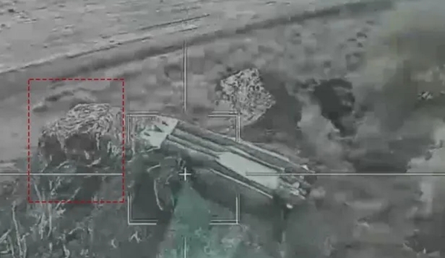 Bộ Quốc phòng Nga vừa công bố video khẳng định, loại UAV tự sát Lancet-3 của họ đã đánh trúng hệ thống phòng không Buk-M1 của Ukraine ở chiến trường miền Đông.