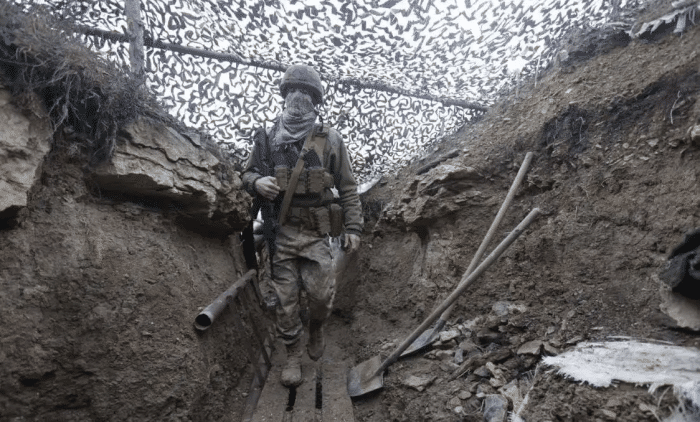 Theo một số người lính của quân đội Ukraine, họ đã tự mua súng bằng tiền của mình, và một số binh sĩ mới được bổ sung thậm chí còn không biết sử dụng súng, họ lạc đường trên chiến trường và chạy đến khu vực lân cận của quân đội Nga đóng quân và bị quân Nga bắt sống. 