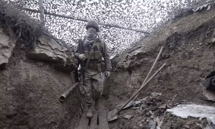 Theo một số người lính của quân đội Ukraine, họ đã tự mua súng bằng tiền của mình, và một số binh sĩ mới được bổ sung thậm chí còn không biết sử dụng súng, họ lạc đường trên chiến trường và chạy đến khu vực lân cận của quân đội Nga đóng quân và bị quân Nga bắt sống. 