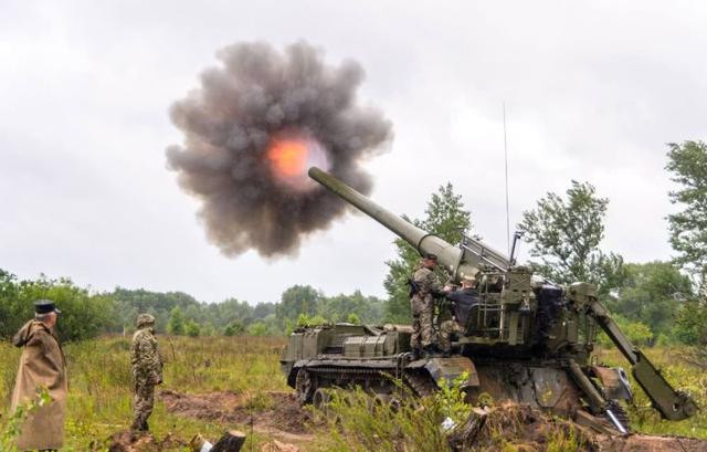 Quân đội Nga thực hiện bao vây Bakhmut bằng hỏa lực, tức là vừa bảo toàn sinh lực đến mức tối đa, vừa tận dụng ưu thế trên không và tên lửa tầm xa có độ chính xác cao để tiêu hao quân Ukraine cố thủ tại Bakhmut.