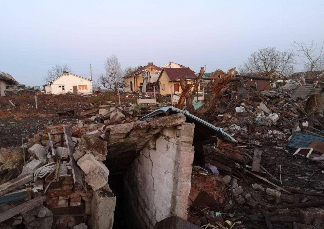 Theo nhà báo chiến trường Nick Reynolds của tờ Newsweek của Mỹ viết bài về cuộc chiến tại Bakhmut cho biết: “Bakhmut là một khu vực rộng lớn, được củng cố vững chắc với những lô cốt, đường hào, hầm trú ẩn và những kênh đào ngập nước. 