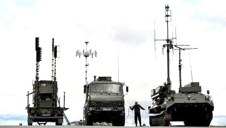 Ngoài ra, các hệ thống tác chiến điện tử (EW) mới đã được phát triển và triển khai, có thể ngăn chặn hiệu quả hệ thống liên lạc và điều khiển của đối phương, tạo ra lợi thế đáng kể trên chiến trường. Các hệ thống này cũng kết hợp các công nghệ và kỹ thuật mới, để cải thiện đáng kể hiệu quả và độ tin cậy của chúng. 