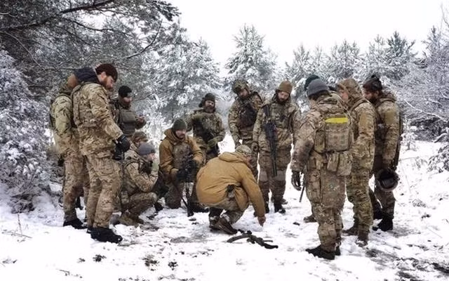 Do giao tranh kéo dài và đường tiếp tế hậu cần bị hỏa lực pháo binh quân Nga bao phủ, quân phòng thủ Ukraine tại Bakhmut không còn đủ đạn và lương thực để chiến đấu với lính đánh thuê Wagner của Nga, vừa được tăng cường thêm lực lượng. 